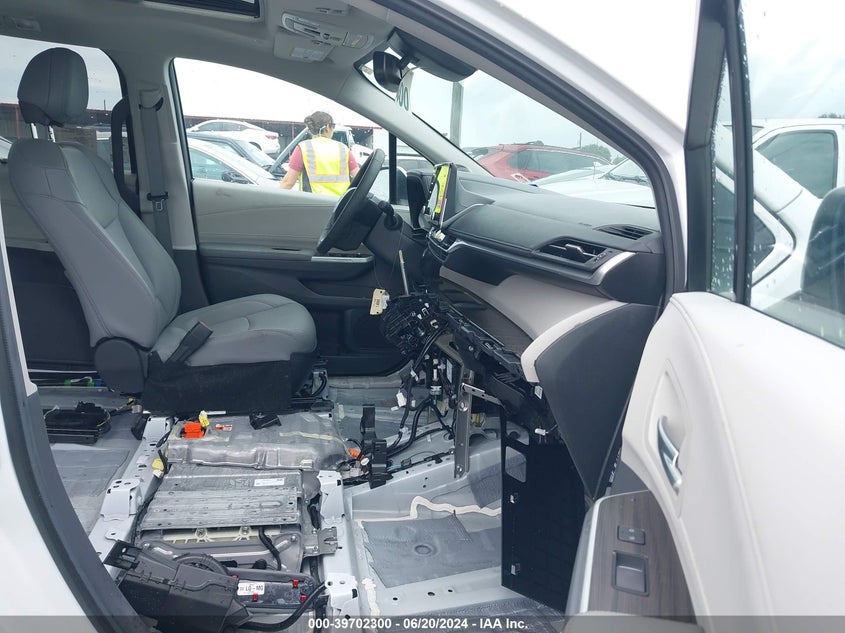 2024 TOYOTA SIENNA LIMITED/PLATINUM - 5TDZRKEC5RS189444