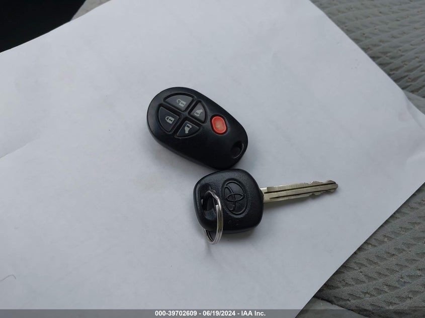 2011 Toyota Sienna Le V6 VIN: 5TDKK3DC7BS098940 Lot: 39702609