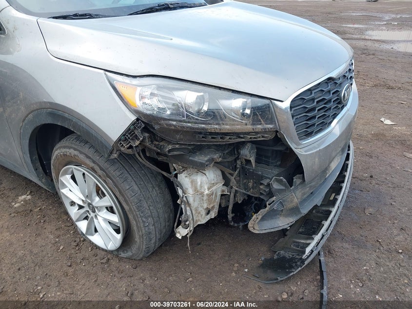 2019 Kia Sorento 2.4L L VIN: 5XYPG4A39KG528529 Lot: 39703261