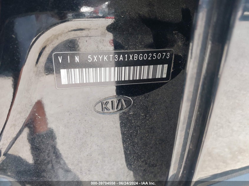 2011 Kia Sorento Lx VIN: 5XYKT3A1XBG025073 Lot: 39704558