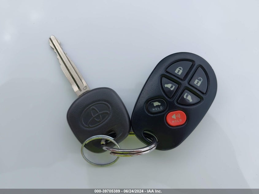 2011 Toyota Sienna Xle V6 VIN: 5TDYK3DC6BS070962 Lot: 39705389