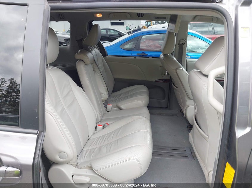 2011 Toyota Sienna Xle V6 VIN: 5TDYK3DC6BS070962 Lot: 39705389