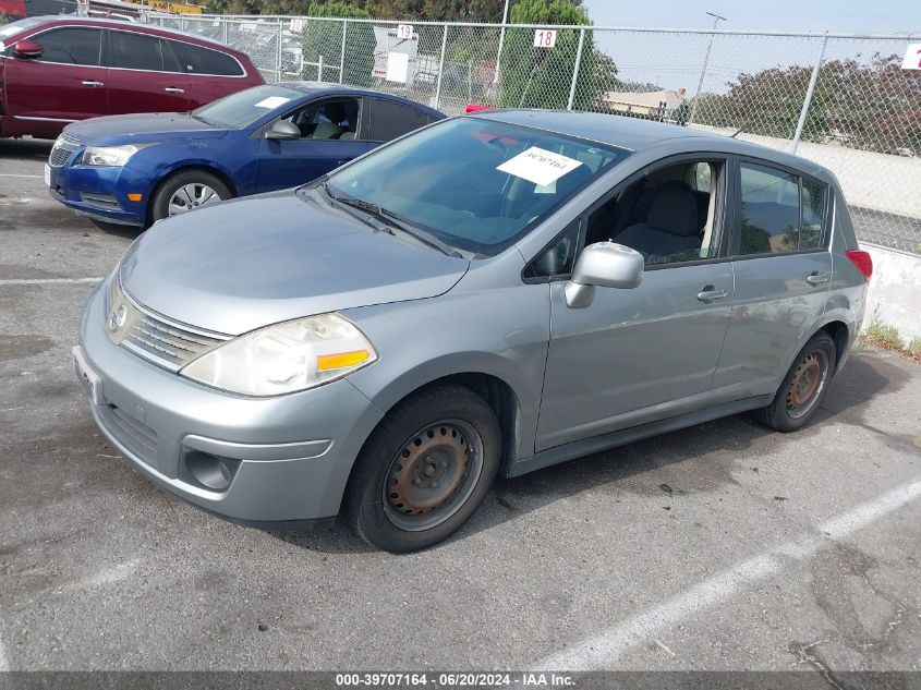 2009 Nissan Versa 1.8S VIN: 3N1BC13E39L460818 Lot: 39707164