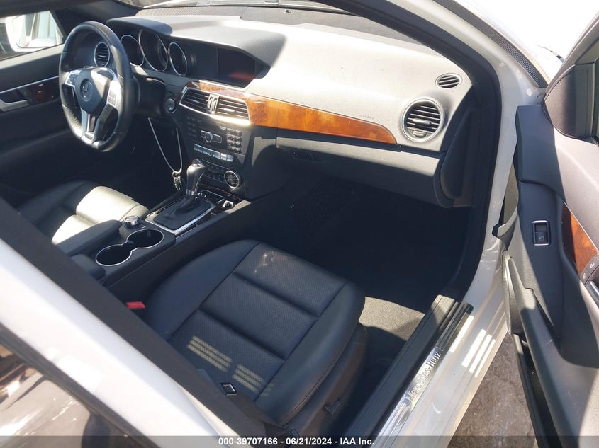 2014 MERCEDES-BENZ C 250 LUXURY/SPORT - WDDGF4HB4EA941789