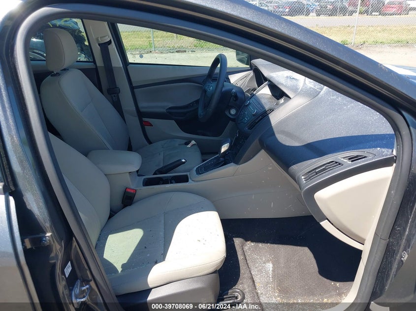 VIN 1FADP3K26JL225431 2018 FORD FOCUS SE