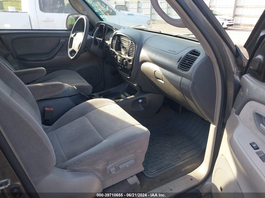 2004 Toyota Sequoia Sr5 V8 VIN: 5TDZT34A34S233103 Lot: 39710655