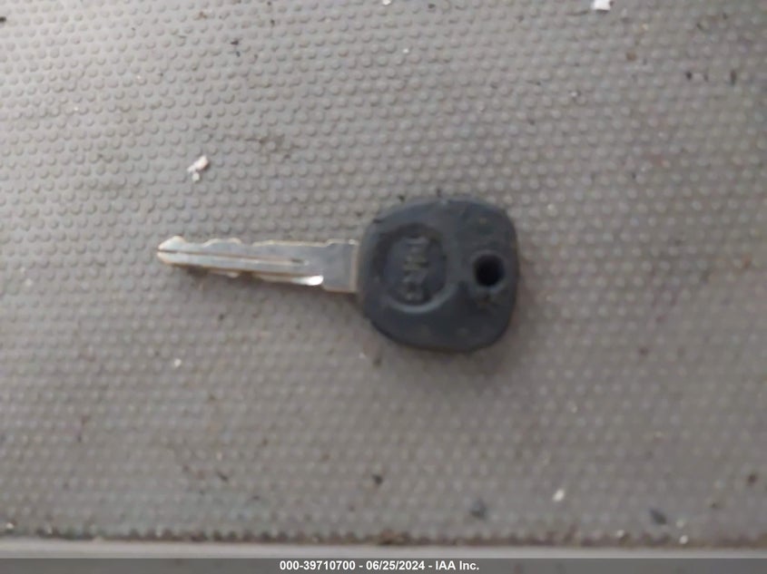 2001 Chevrolet Silverado 1500 C1500 VIN: 2GCEC19T811360512 Lot: 39710700