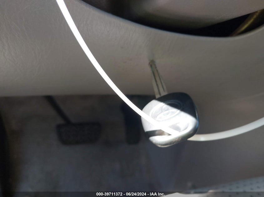 2010 Toyota Sienna Le VIN: 5TDKK4CC0AS304220 Lot: 39711372