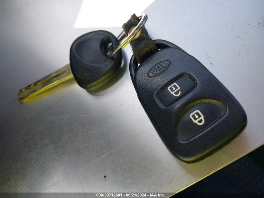 2011 Kia Sorento Lx V6 VIN: 5XYKT4A21BG105098 Lot: 39712601