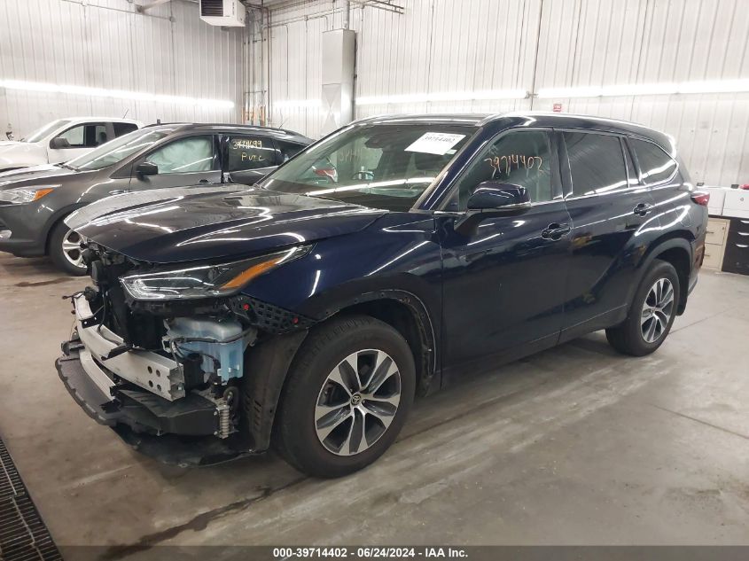 5TDGZRBH2MS073062 2021 TOYOTA HIGHLANDER - Image 2