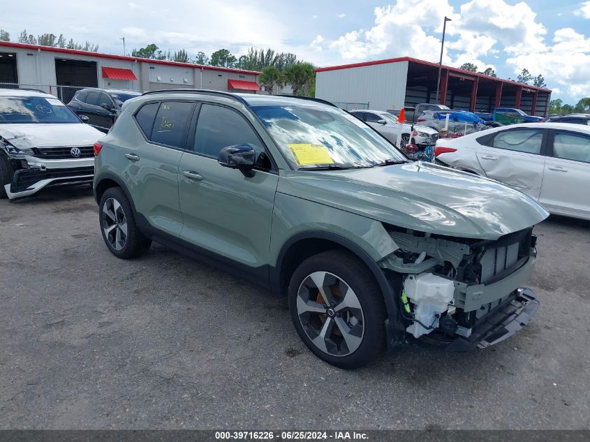 2024 Volvo Xc40 B5 Plus Dark Theme VIN: YV4L12ULXR2240827 Lot: 39716226