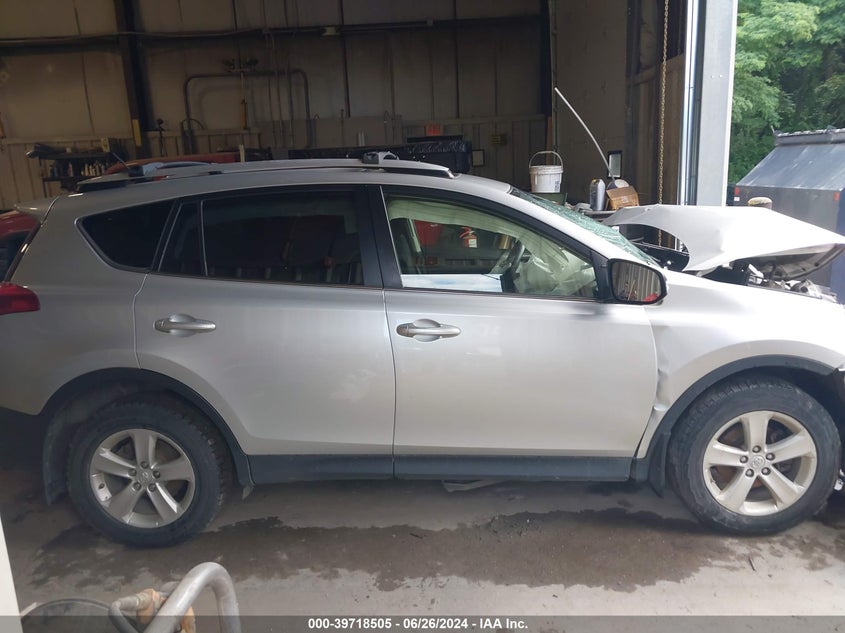 2014 TOYOTA RAV4 XLE - JTMRFREVXED064674