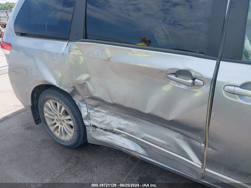 2011 Toyota Sienna Xle V6 VIN: 5TDYK3DCXBS089692 Lot: 39721129