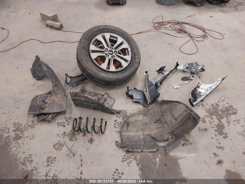 2016 Hyundai Santa Fe Sport 2.4L VIN: 5XYZTDLB8GG369695 Lot: 39723707