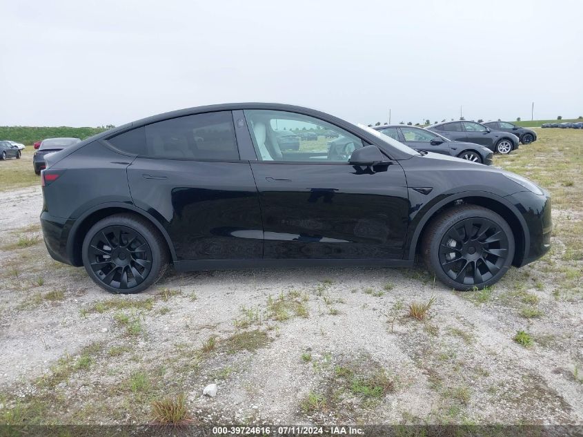 2024 Tesla Model Y Long Range/Rwd VIN: 7SAYGDED5RF092855 Lot: 39724616