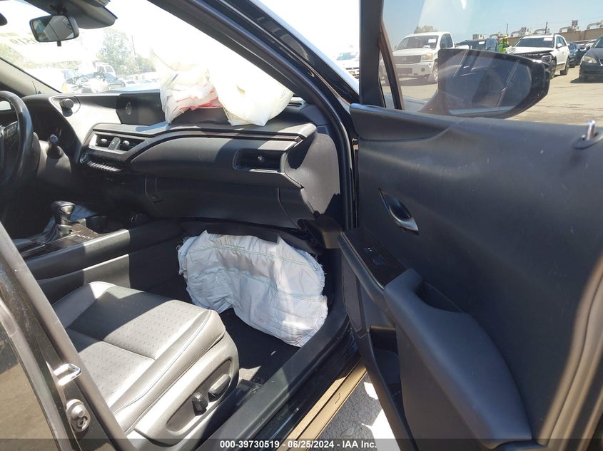 VIN JTHY3JBH7K2019525 2019 LEXUS UX 200