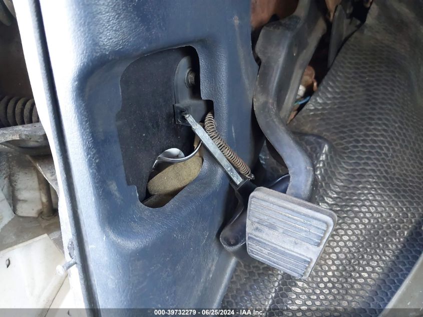 1999 Chevrolet Astro VIN: 1GCDM19W4XB194338 Lot: 39732279