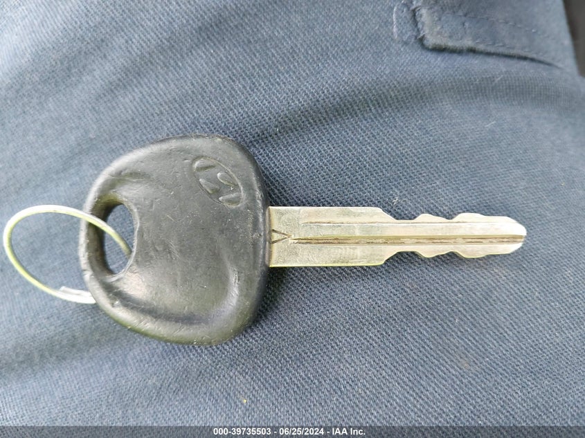 2008 Hyundai Accent Gs VIN: KMHCM36C98U056653 Lot: 39735503