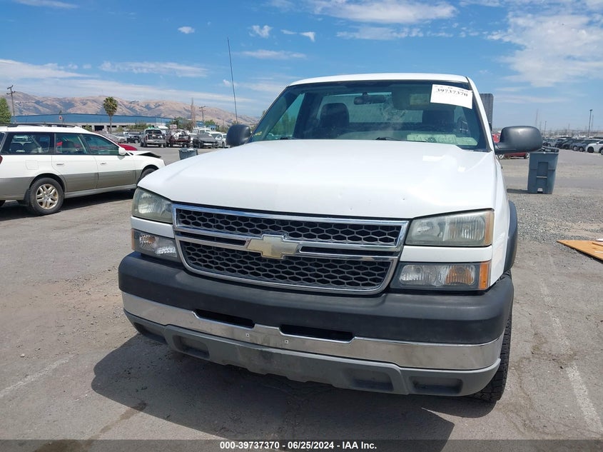 2005 Chevrolet Silverado 2500Hd Work Truck VIN: 1GCHC24U25E266861 Lot: 39737370