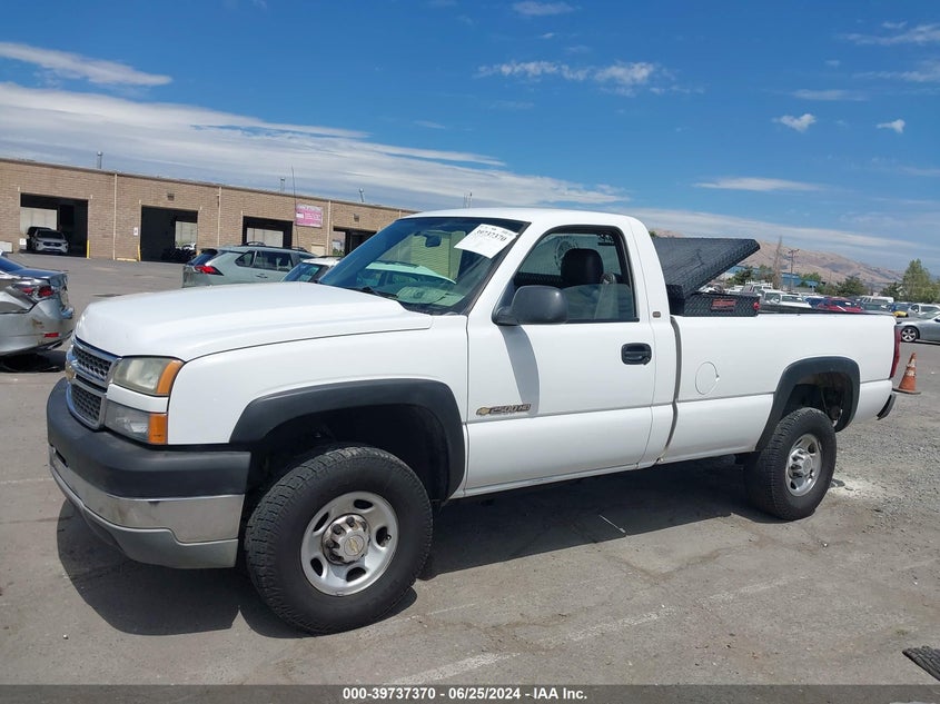2005 Chevrolet Silverado 2500Hd Work Truck VIN: 1GCHC24U25E266861 Lot: 39737370