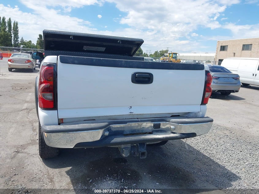2005 Chevrolet Silverado 2500Hd Work Truck VIN: 1GCHC24U25E266861 Lot: 39737370