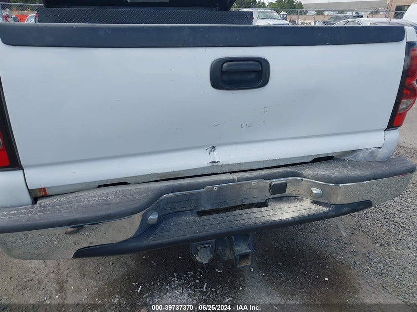 2005 Chevrolet Silverado 2500Hd Work Truck VIN: 1GCHC24U25E266861 Lot: 39737370