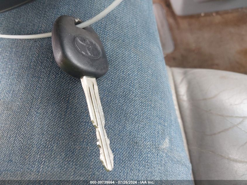 2000 Toyota Sienna Xle VIN: 4T3ZF13C7YU185995 Lot: 39739664