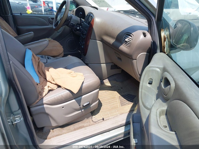 2003 Chrysler Town & Country Lxi VIN: 2C8GP54L33R372906 Lot: 39742031