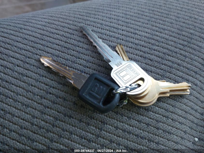 1996 Chevrolet Gmt-400 K1500 VIN: 1GCEK14R6TZ135353 Lot: 39744237