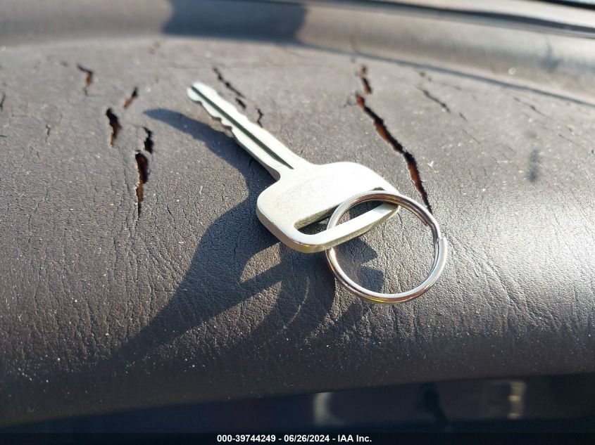 1995 Toyota Camry Le VIN: 4T1SK12E4SU475613 Lot: 39744249