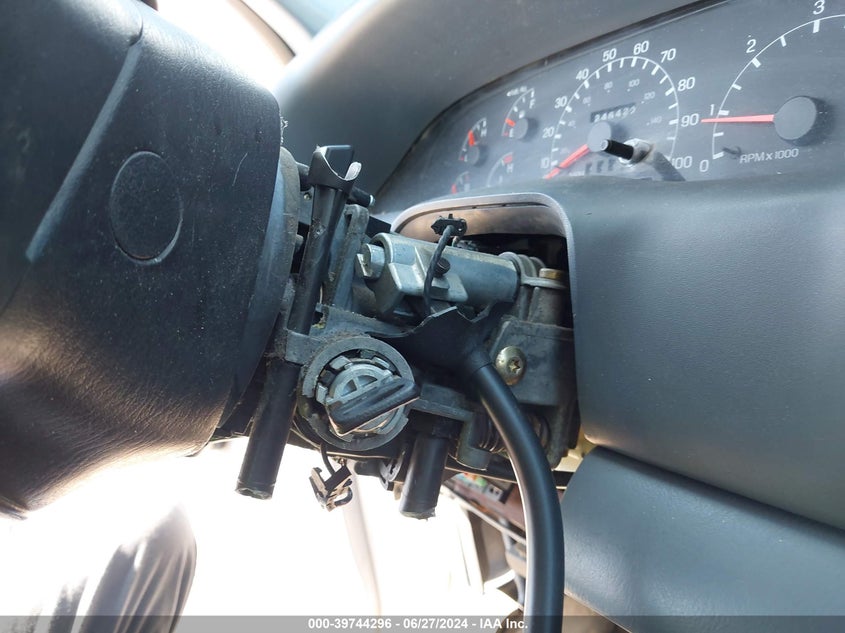 1999 Ford F-250 Lariat/Xl/Xlt VIN: 1FTNF21L2XEA73148 Lot: 39744296