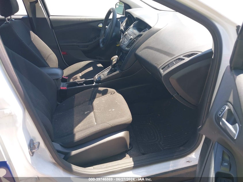 VIN 1FADP3F29JL286055 2018 FORD FOCUS SE