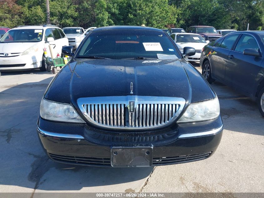 2011 Lincoln Town Car Signature Limited VIN: 2LNBL8CV3BX761854 Lot: 39747257