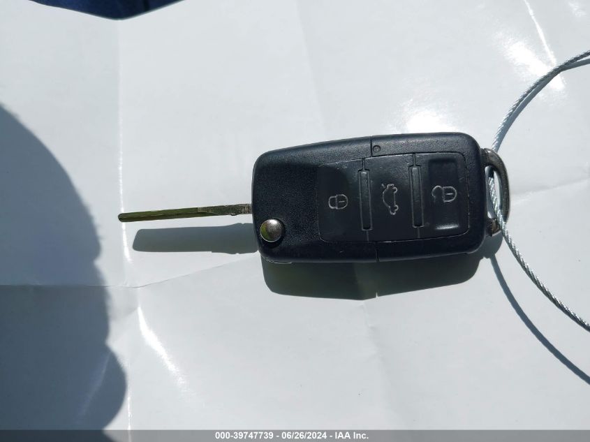 2010 Volkswagen New Beetle 2.5L Final Edition VIN: 3VWPW3AG0AM011098 Lot: 39747739