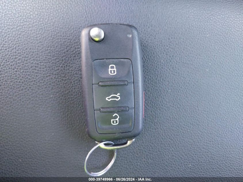 2013 Volkswagen Beetle 2.0T VIN: 3VW7T7AT1DM833166 Lot: 39749966