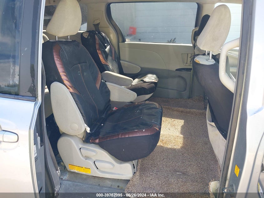 2011 Toyota Sienna Le VIN: 5TDKA3DC8BS006656 Lot: 39752095