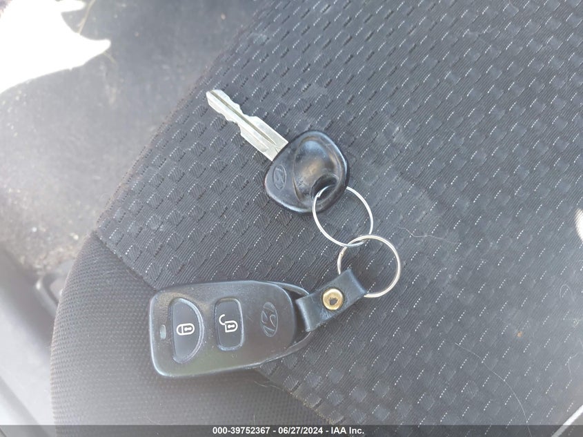 2007 Hyundai Accent Gs VIN: KMHCM36CX7U054506 Lot: 39752367