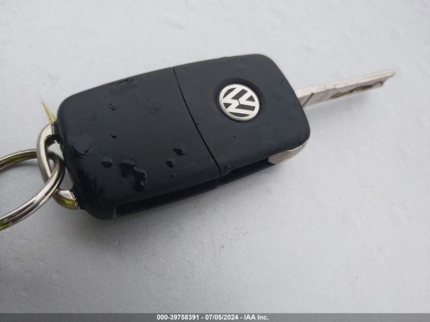 2017 Volkswagen Beetle #Pinkbeetle/1.8T Classic/1.8T S VIN: 3VWF17AT1HM629684 Lot: 39758391