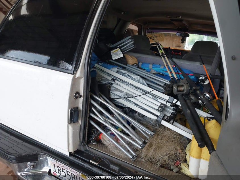 1999 Chevrolet Tahoe VIN: 3GNEK18R8XG124460 Lot: 39760108