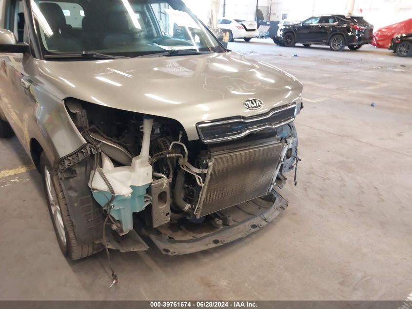 2018 Kia Soul + VIN: KNDJP3A52J7537621 Lot: 39761674