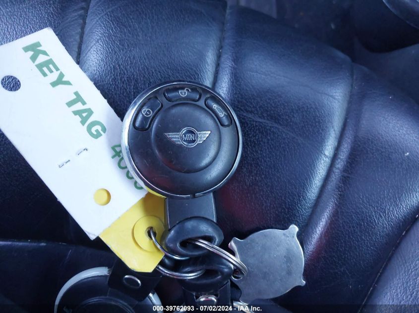 2008 Mini Cooper S VIN: WMWMF73538TT90860 Lot: 39762093