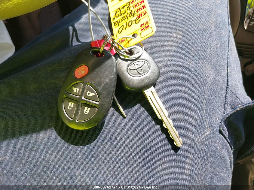 2010 Toyota Sienna Le VIN: 5TDKK4CC2AS333038 Lot: 39762771