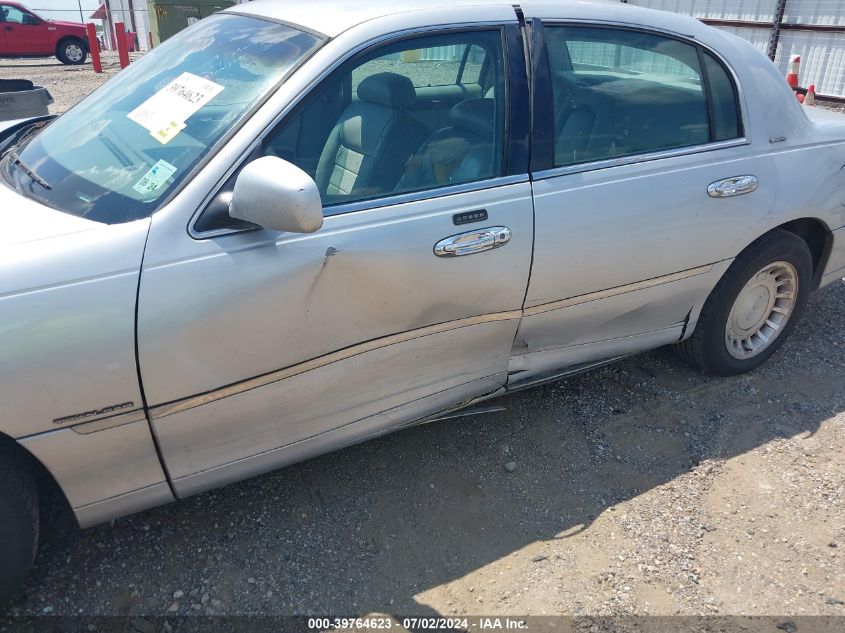 2000 Lincoln Town Car Executive VIN: 1LNHM81W0YY796864 Lot: 39764623