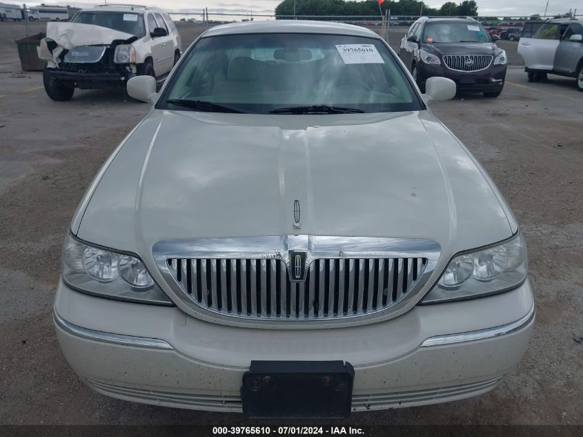 2005 Lincoln Town Car Signature VIN: 1LNHM81W45Y628818 Lot: 39765610