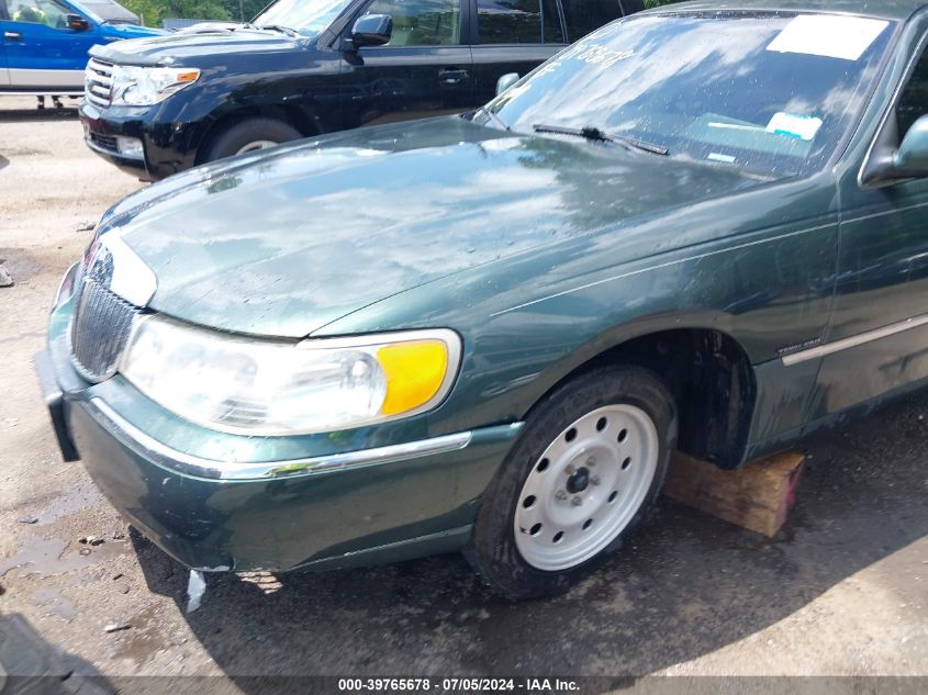 2000 Lincoln Town Car Signature VIN: 1LNHM82W8YY895057 Lot: 39765678