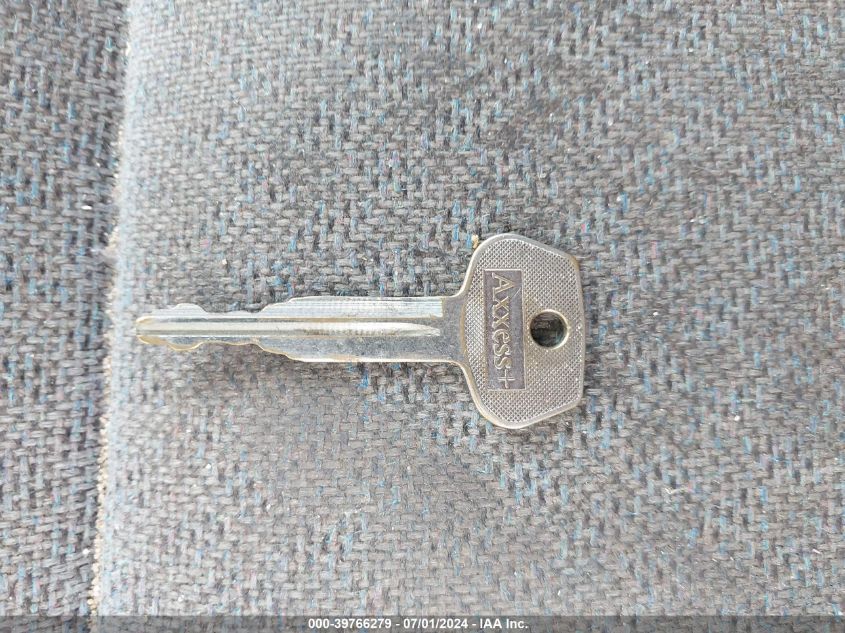 2002 Chevrolet Tracker Hard Top Base VIN: 2CNBJ13C726933708 Lot: 39766279