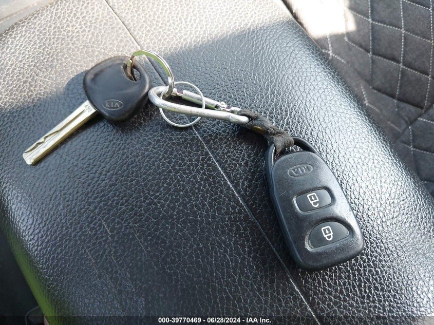 2011 Kia Sorento Lx VIN: 5XYKT4A11BG105402 Lot: 39770469