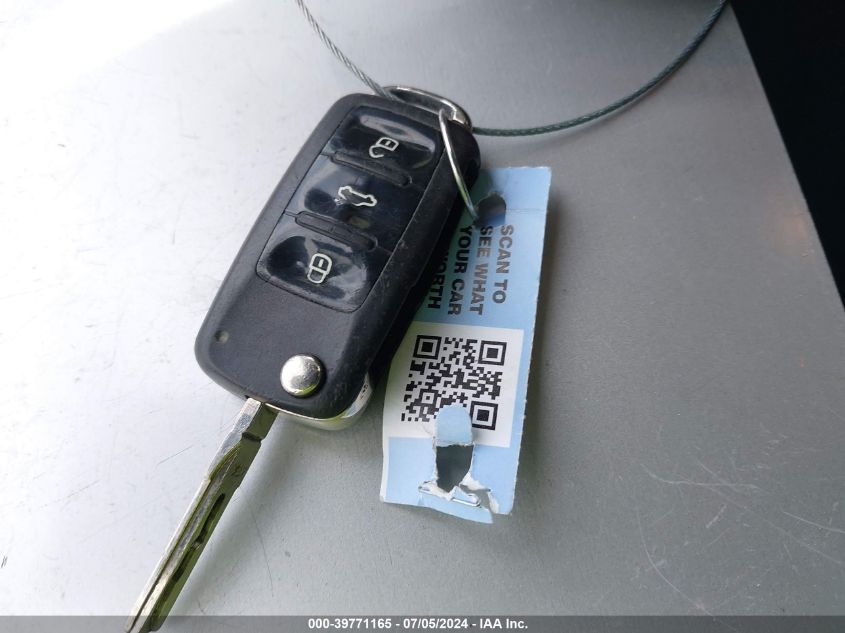 2013 Volkswagen Beetle 2.5L VIN: 3VWJX7AT4DM680938 Lot: 39771165