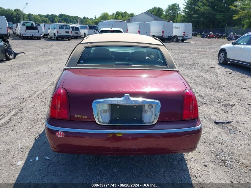 1998 Lincoln Town Car Signature VIN: 1LNFM82W3WY688242 Lot: 39771743