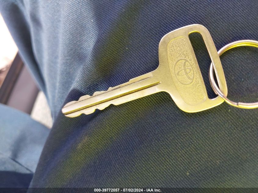 2000 Toyota Camry Le VIN: 4T1BG22K4YU670455 Lot: 39772057